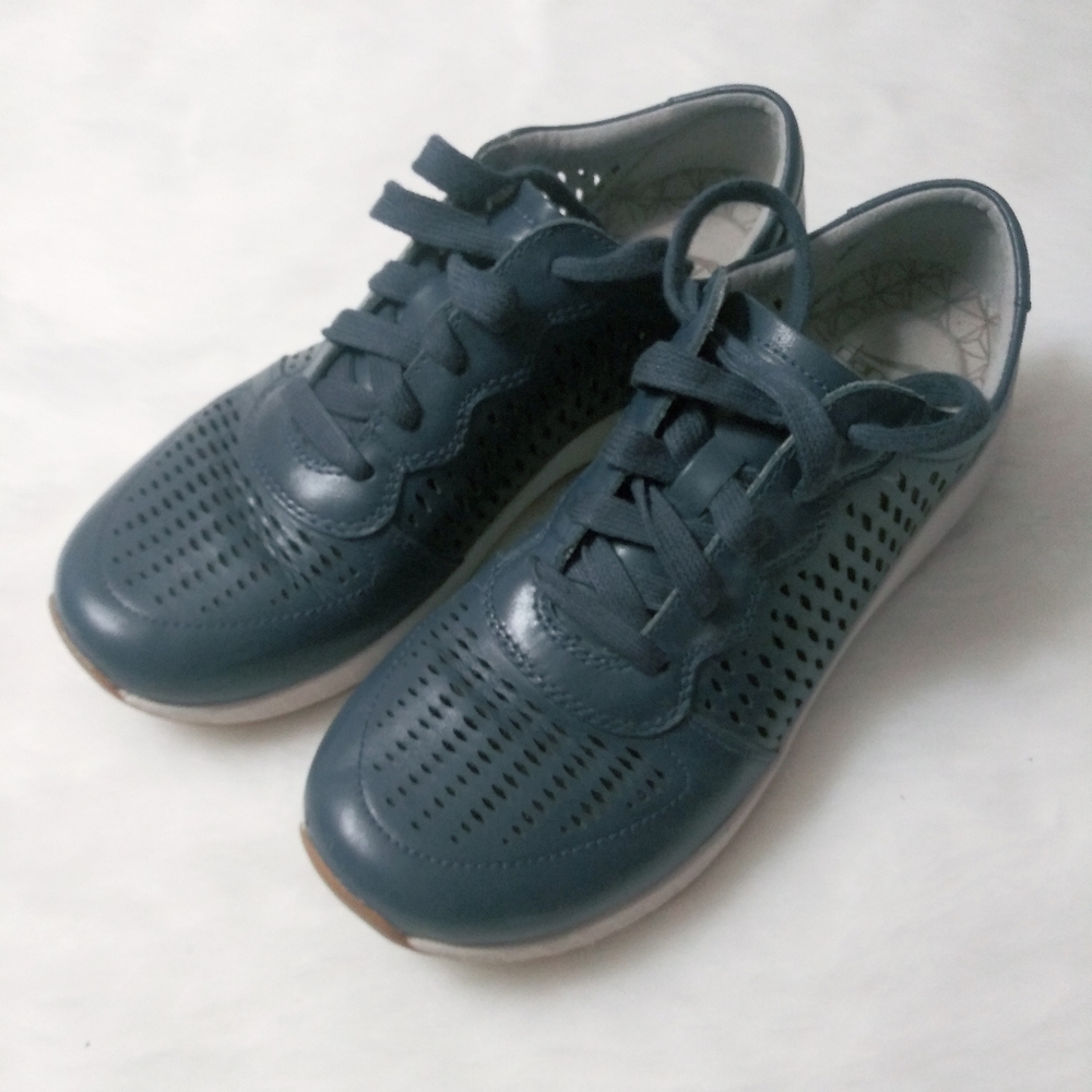 Dansko Womens walking Blueleather shoes.